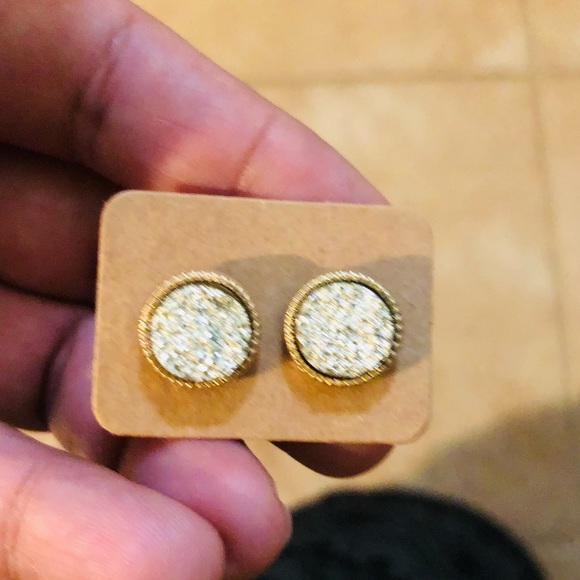 Bundle of 4 pairs crushed stone stud earrings - Picture 5 of 5